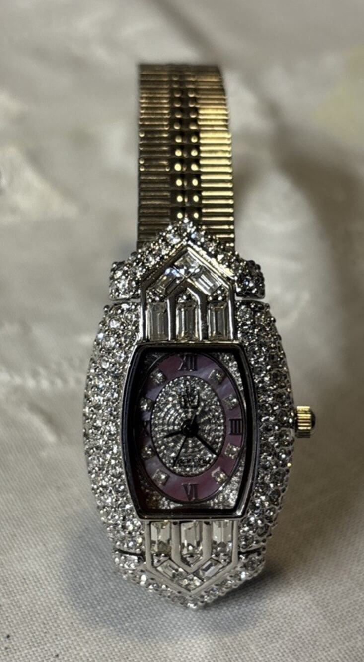VICTORIA WEICK OF BEVELRY HILLS ELEGANT CRYSTAL WATCH MOEL B1014 Bougie